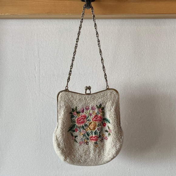 Vintage Handbags - Embroidered Floral Cream Clutch